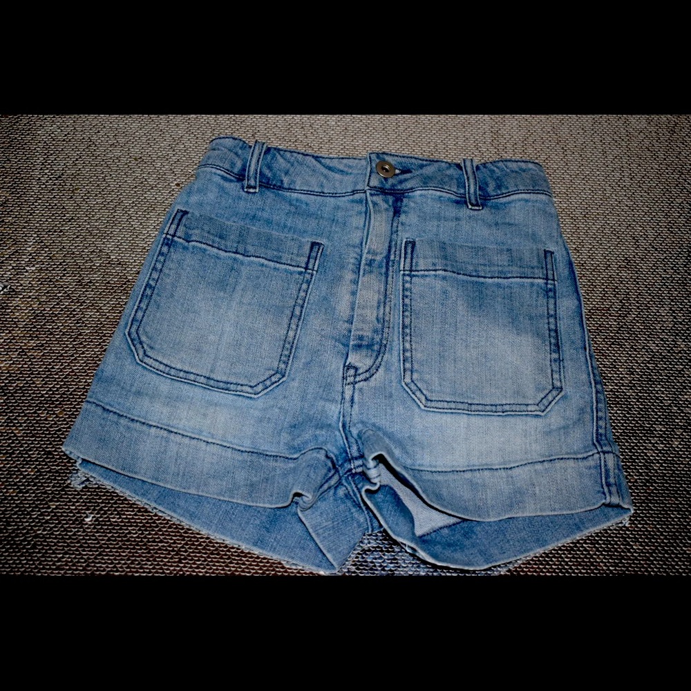 Front pocket denim shorts